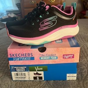 Skechers Fitness D’Luxe Sneakers, NWOT